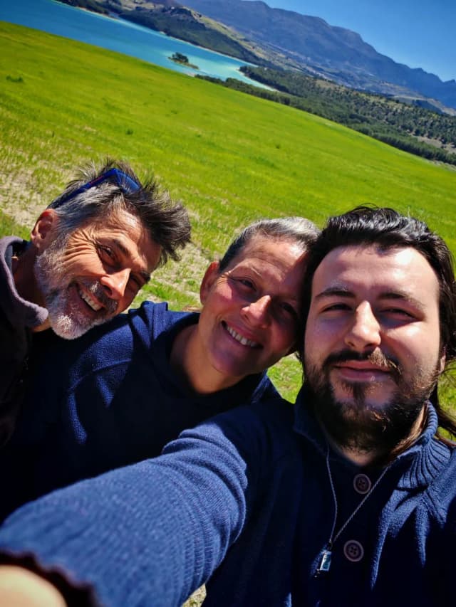 Con mi familia en el campo, junto a un embalse
