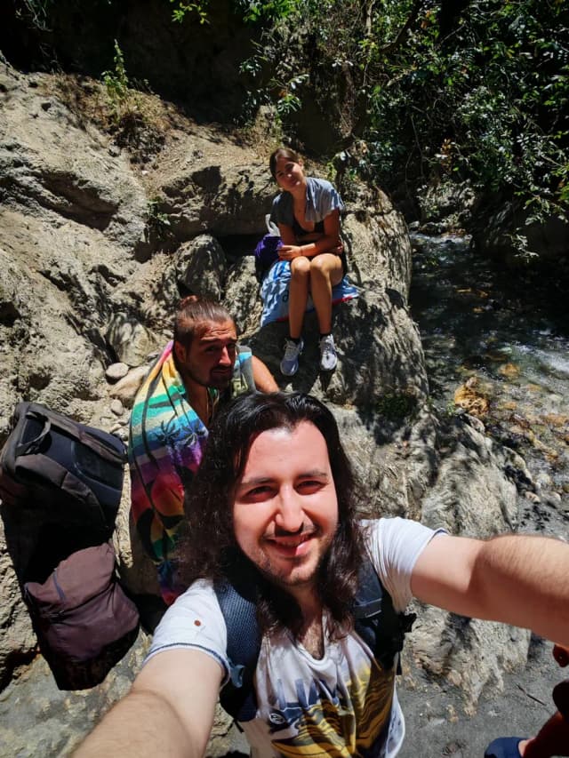 De excursión con amigos junto a un río