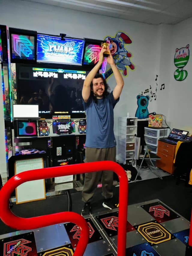 Levantando un trofeo de Pump It Up